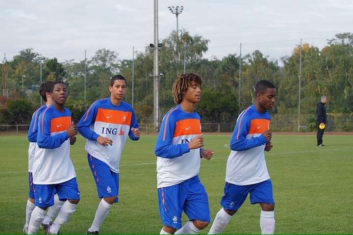 Yemaro Hoogdorp (rechts) bij een jeugdploeg van Oranje. Links van hem Nathan Aké en Ricardo Kishna.