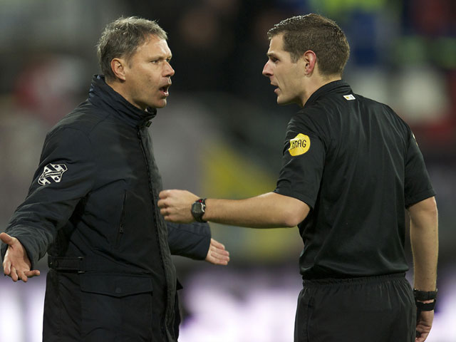 Arbiter Jochem Kamphuis stuurt Marco van Basten tijdens het duel FC Utrecht-SC Heerenveen naar de tribune. De coach wacht een schorsing voor het betreden van het veld. Kamphuis wordt door de verslaggevers van VI beoordeeld met een 2. 