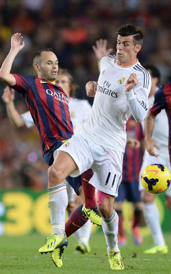 Gareth Bale beleefde een weinig verheffend Clásico-debuut. Hier duelleert hij met Andrés Iniesta.