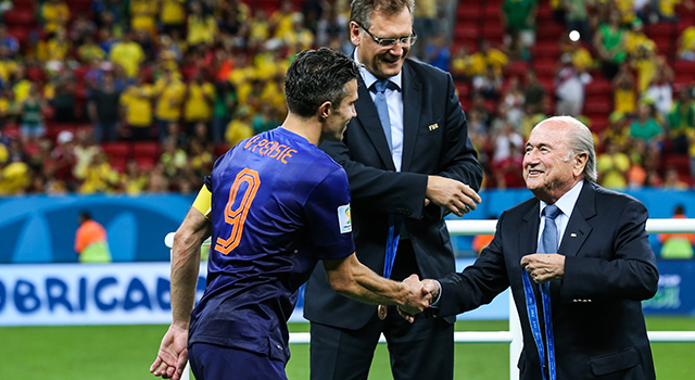 Robin van Persie samen met Jérôme Valcke en Sepp Blatter tijdens het WK in 2014.