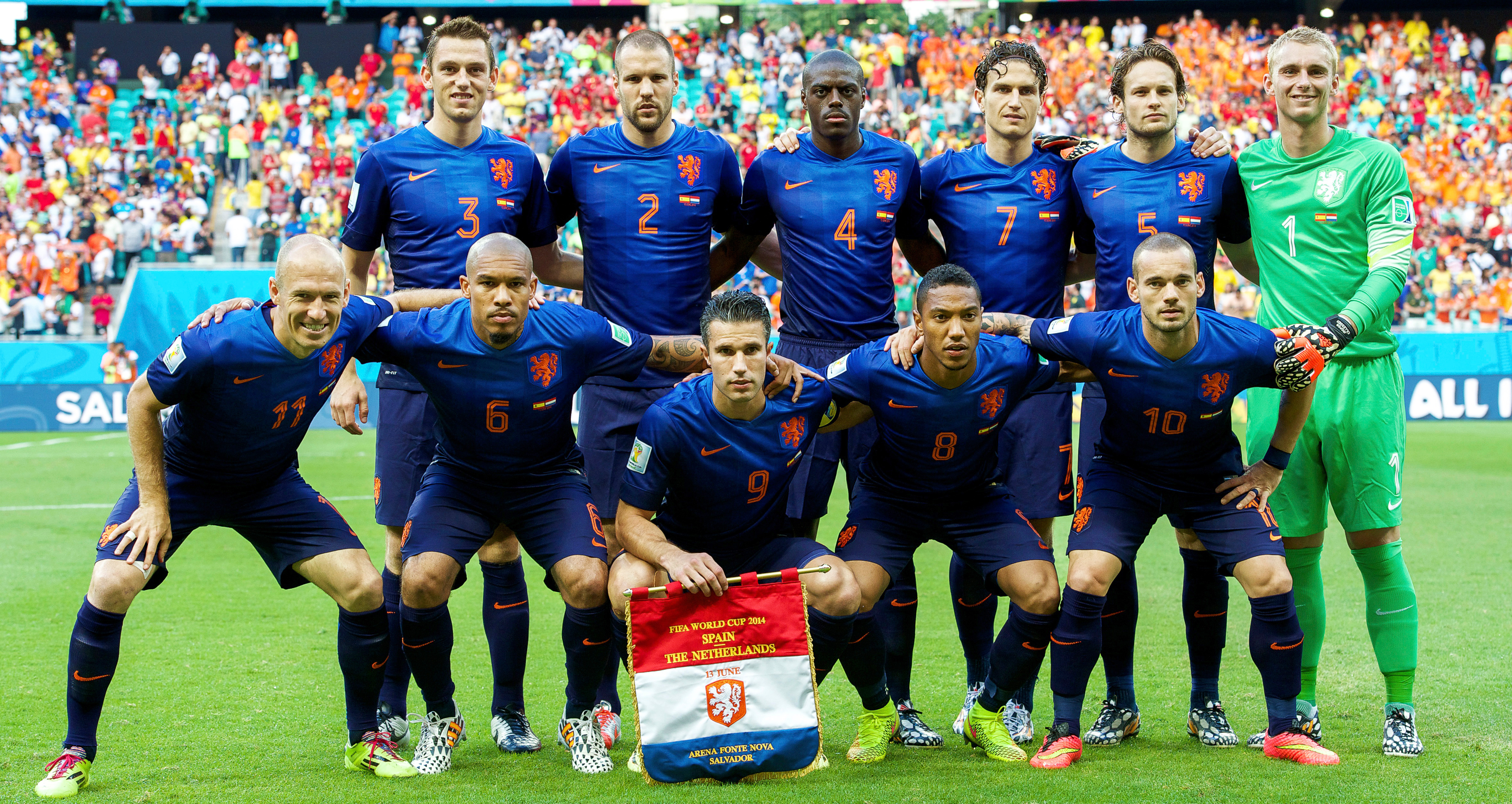 Met deze elf spelers begon toenmalig bondscoach Louis van Gaal aan het WK. Ron Vlaar, Arjen Robben en Robin van Persie zullen er dinsdag in Amsterdam vanwege blessures zeker niet bij zijn.