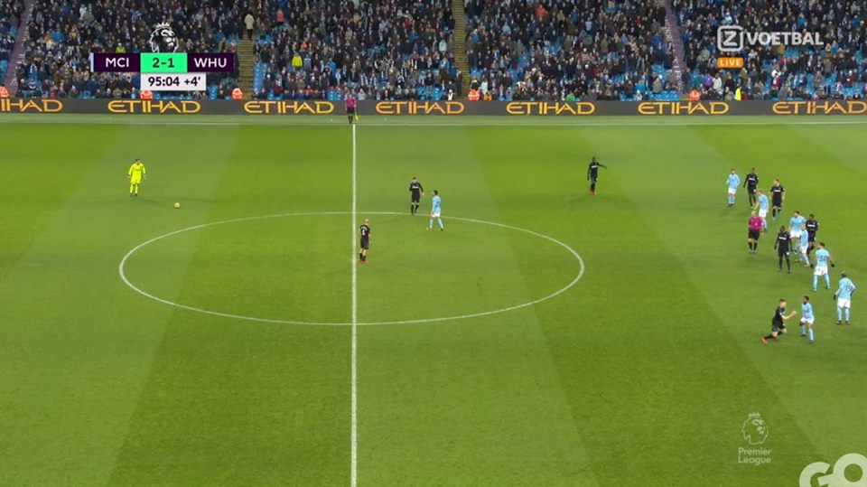 Manchester City verdedigt een vrije trap door op buitenspel te stappen.