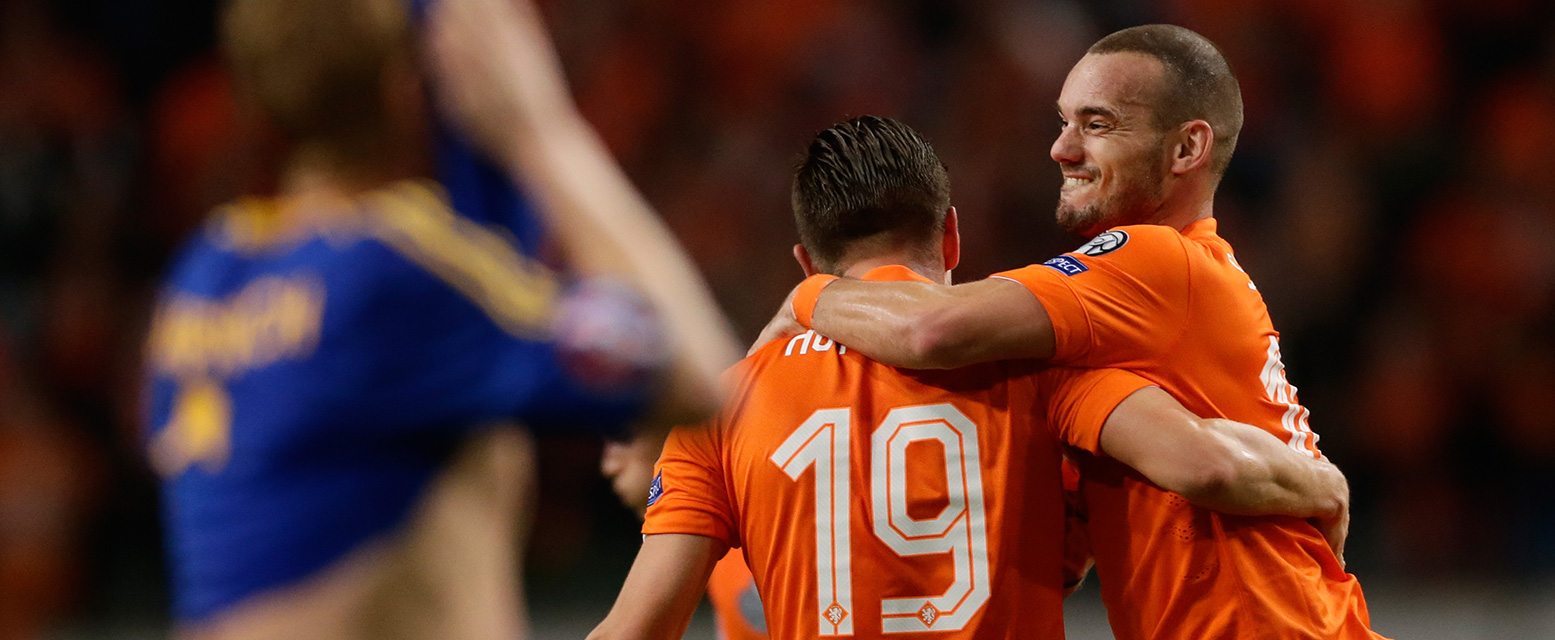 Wesley Sneijder is dolblij met 1-1 van invaller Klaas-Jan Huntelaar.