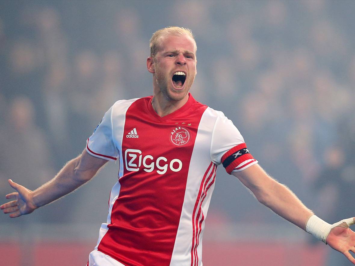 Davy Klaassen viert feest na zijn prachtige doelpunt in de topper tegen PSV.