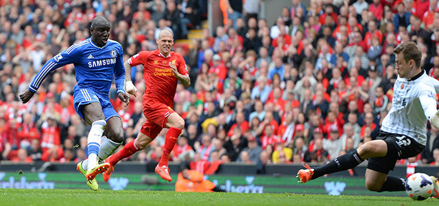 Demba Ba stemt Anfield somber door balverlies van Steven Gerrard genadeloos af te straffen.