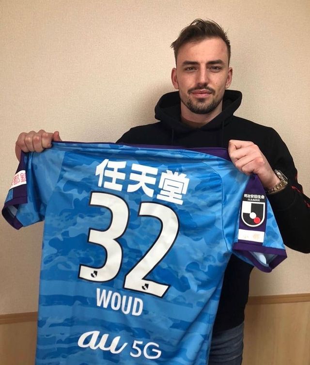 Michael Woud met het shirt van Kyoto Sanga. 