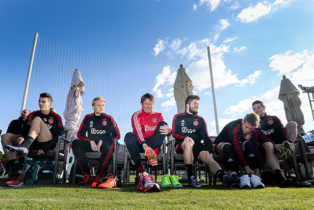 Commercieel directeur Edwin van der Sar bindt zijn kicksen nog eens onder voor een partijspel met Ajax op de training in Belek.