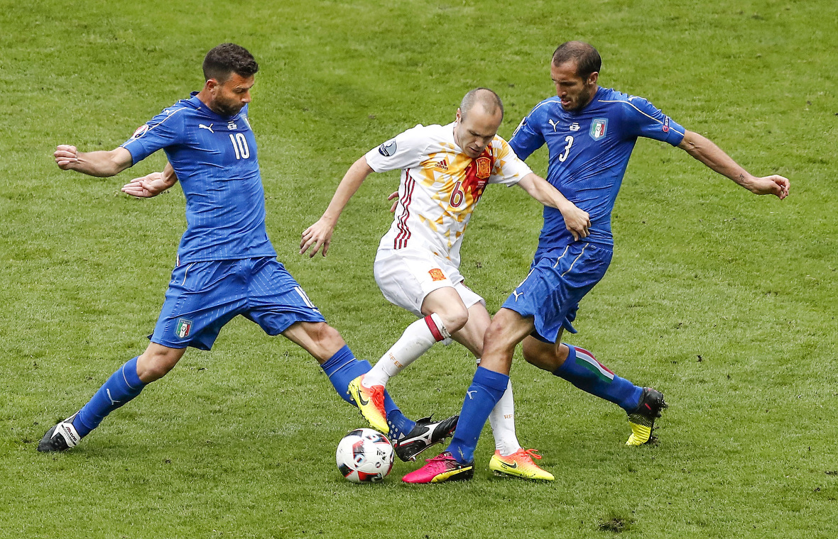 Er werd al eerder een iconische foto van Andrés Iniesta in een duel tussen Spanje en Italië gemaakt, waarop te zien is dat de middenvelder wordt omringd door vijf Italianen, maar deze mag er ook zijn.