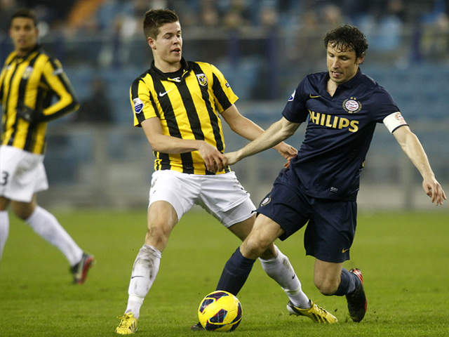 9 februari 2013: Vitesse - PSV 2-2. Marco van Ginkel en Mark van Bommel duelleren op het middenveld.