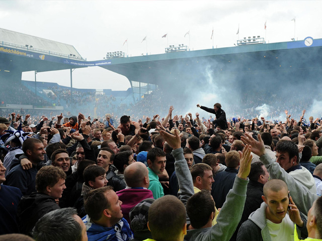 Feest op Hillsborough! De fans van The Owls vieren hier echter geen landskampioenschap, maar een promotie naar het Championship. Sheffield Wednesday werd in het seizoen 1929/30 voor het laatst kampioen van Engeland.