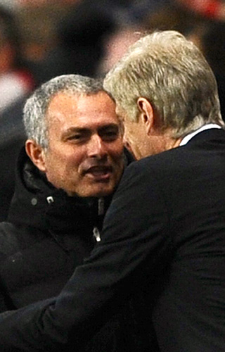 Toen er tussen de kemphanen Wenger en Mourinho nog een knuffel vanaf kon.