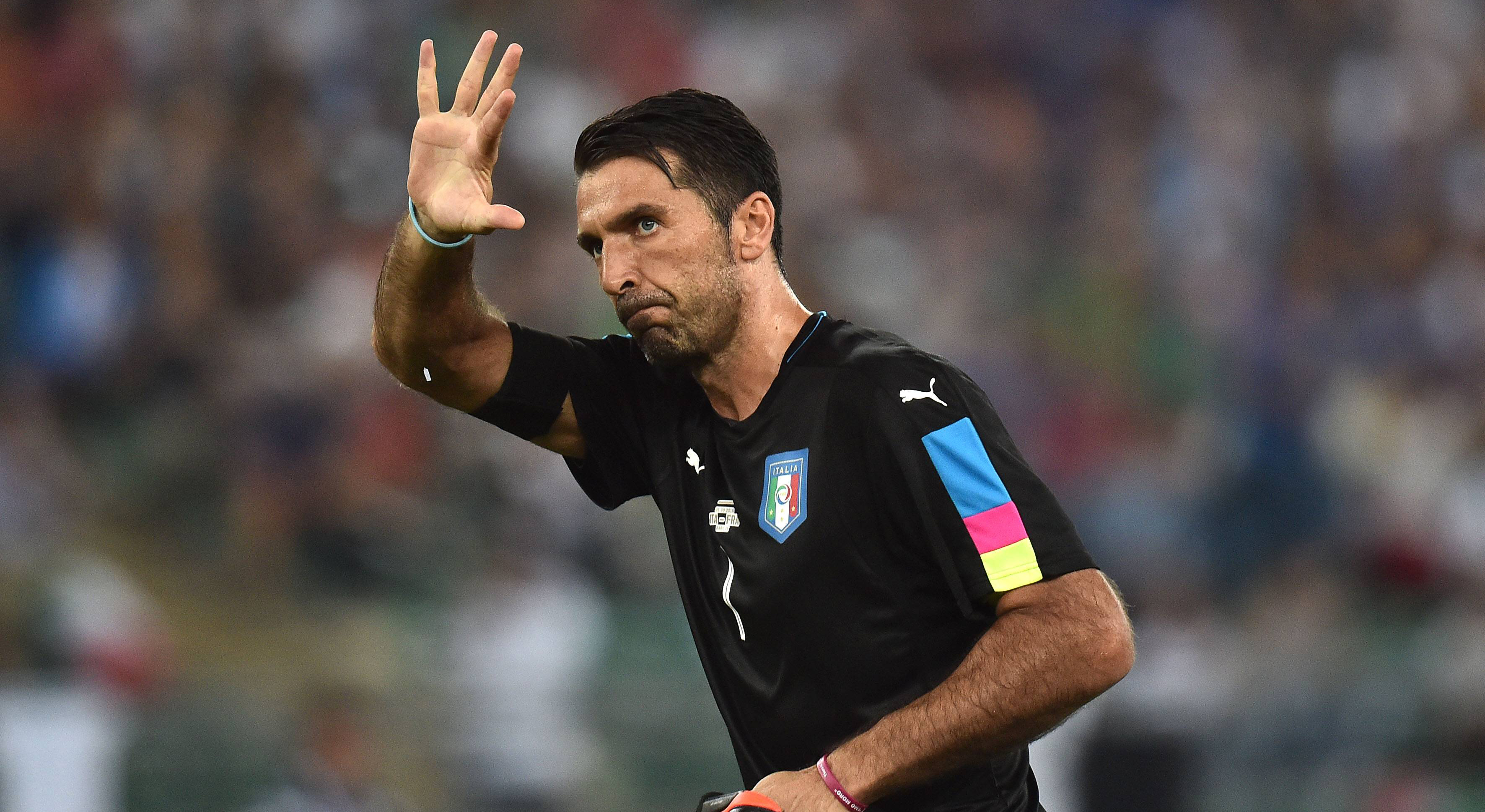 De 38-jarige Gianluigi Buffon hoopt tot en met het WK van 2018 doelman van Italië te zijn