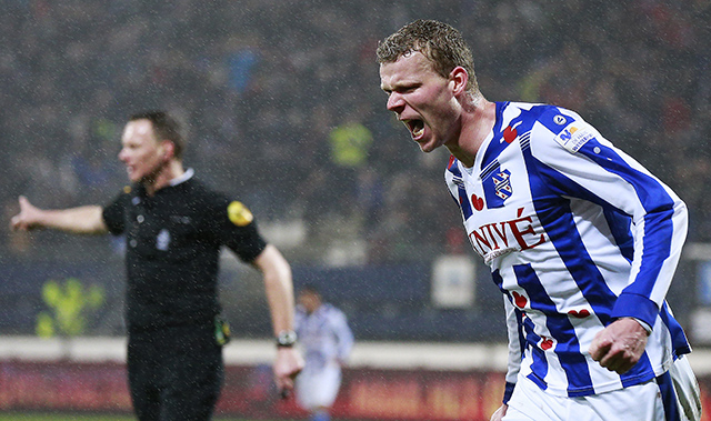 Henk Veerman viert de 1-0 van SC Heerenveen.