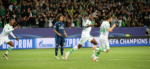 VfL Wolfsburg in betere tijden. Ricardo Rodríguez zet de Duitsers op voorsprong in de kwartfinale van de Champions League tegen Real Madrid.