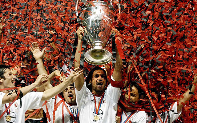 Paolo Maldini na de gewonnen Champions League-finale van 2003.