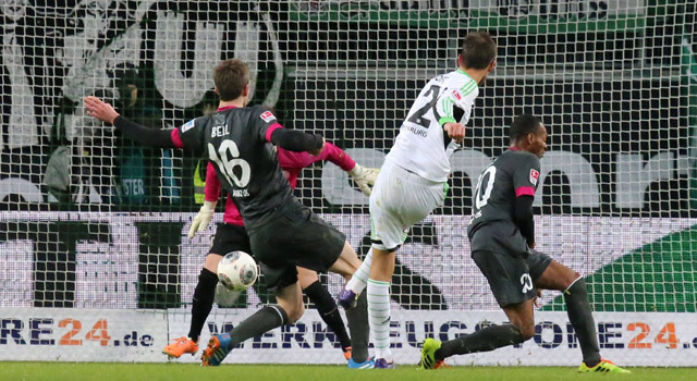 Bas Dost schiet namens VfL Wolfsburg de 2-0 binnen in de thuiswedstrijd tegen FSV Mainz 05.