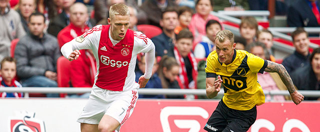 De Ajax-fans konden eigenlijk alleen juichen vanwege de rentree van Viktor Fischer, die na veertien maanden blessureleed terugkeerde.