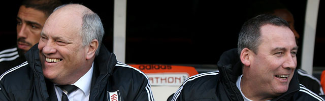 Martin Jol (links) en René Meulensteen (rechts) samen op de bank van Fulham in de met 2-1 verloren thuiswedstrijd tegen Swansea City.