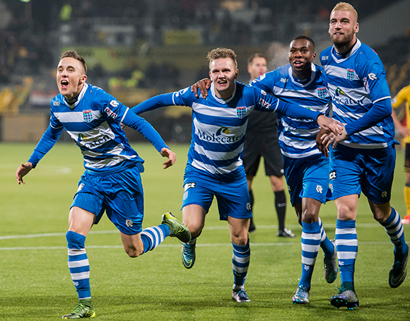 PEC Zwolle houdt het op bezoek bij Roda JC Kerkrade niet bij één goal. De Limburgers worden met 5-0 opzij gezet. Ryan Thomas (links) is goed voor twee doelpunten en gaat voorop in de feestvreugde.