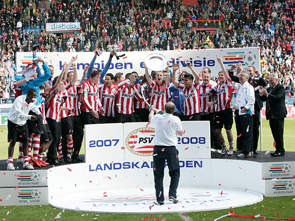 Aanvoerder Timmy Simons tilt de schaal omhoog na het behaalde kampioenschap in het seizoen 2007/08, voorlopig even de laatste titel van de Eindhovenaren. 