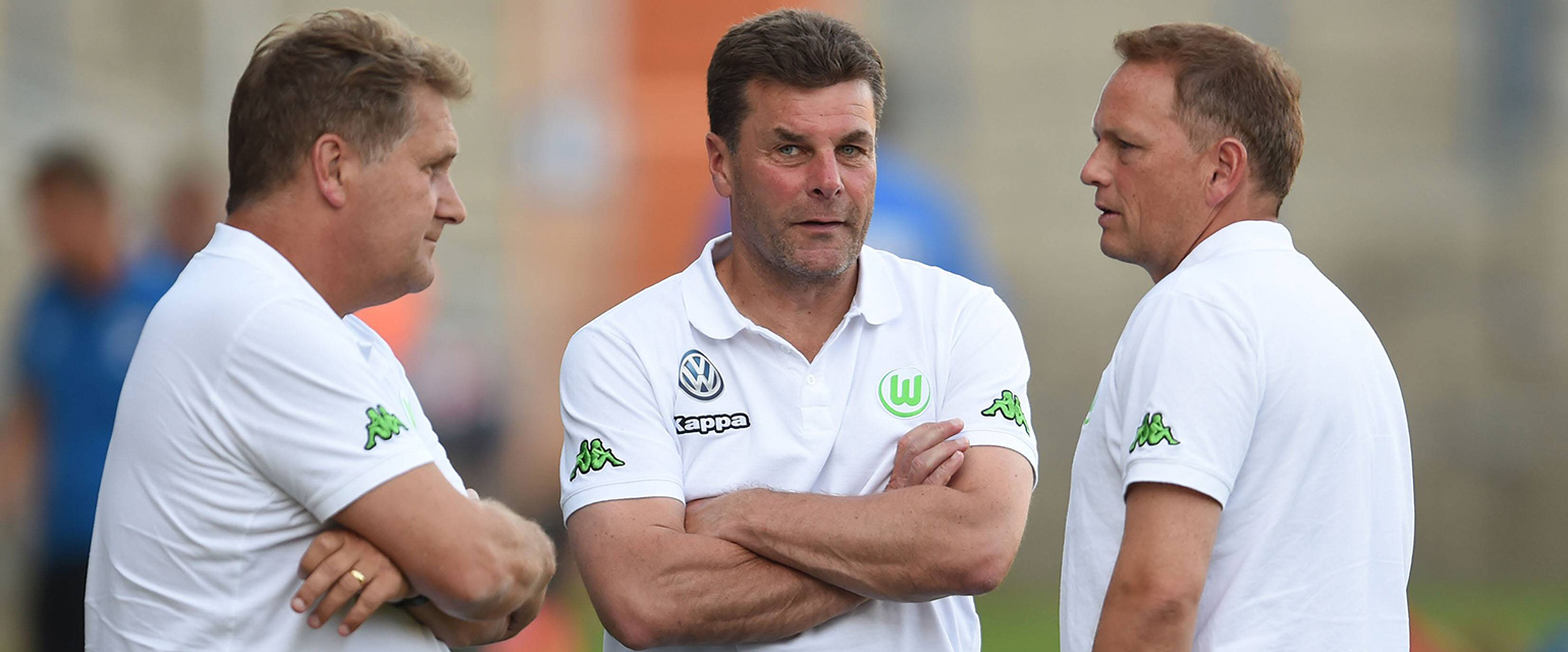 Lokhoff (links) in overleg met hoofdtrainer Dieter Hecking (midden) en collega-assistent Dirk Bremser.