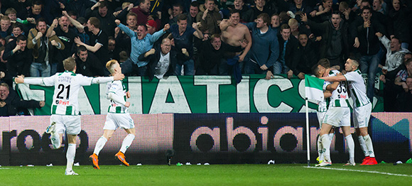 Vreugde bij FC Groningen na de openingsgoal. Hans Hateboer wordt bejubeld.