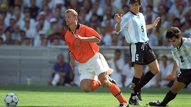 Arthur Numan in actie tijdens het WK van 1998 in Frankrijk.