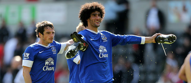 Leighton Baines (links) moest toezien hoe Marouane Fellaini David Moyes wél achterna reisde.