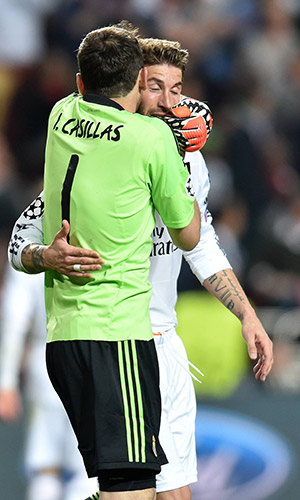 Iker Casillas omhelst Sergio Ramos.