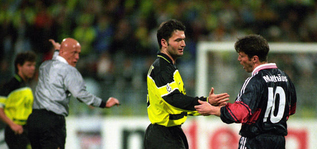 Titelverdedediger Borussia Dortmund en Bayern München zorgden in 1997/98 samen met Bayer Leverkusen voor een Duitse Champions League-primeur door zich alle drie te plaatsen voor de achtste finale te plaatsen. Daarin was Dortmund na verlenging te sterk voor Bayern dankzij een doelpunt van Stéphane Chapuisat, hier in gesprek met Lothar Matthäus. Op de achtergrond is scheidsrechter Pierluigi Collina herkenbaar.