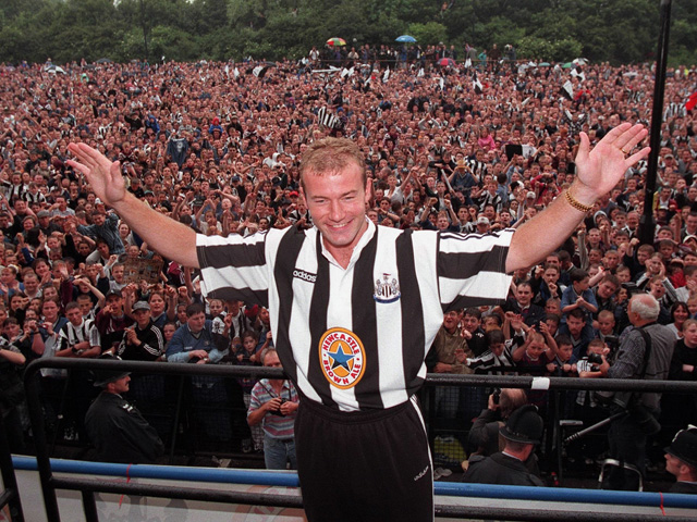 Doelpuntenmachine Alan Shearer wist van geen ophouden tussen 1988 en 2006. De honger naar goals leverde hem 260 treffers in de Premier League op. Hij debuteerde op 17-jarige leeftijd al namens Southampton in de toenmalige First Division met een hattrick tegen Arsenal. Na vier zeer doelpuntrijke jaren en uiteindelijk een landstitel bij Blackburn Rovers vertrok de Engelse veelvraat naar Newcastle United, de club waarvoor hij het vaakst trefzeker was.