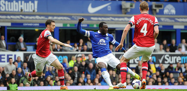 Thomas Vermaelen en Per Mertesacker kunnen slechts toekijken hoe Romelu Lukaku Everton naar een 2-0 voorsprong schiet. 