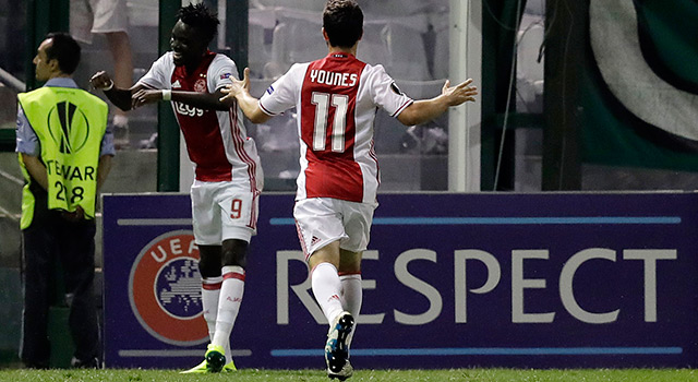 Chelsea-huurling Bertrand Traoré viert zijn eerste treffer in dienst van Ajax met Amin Younes.