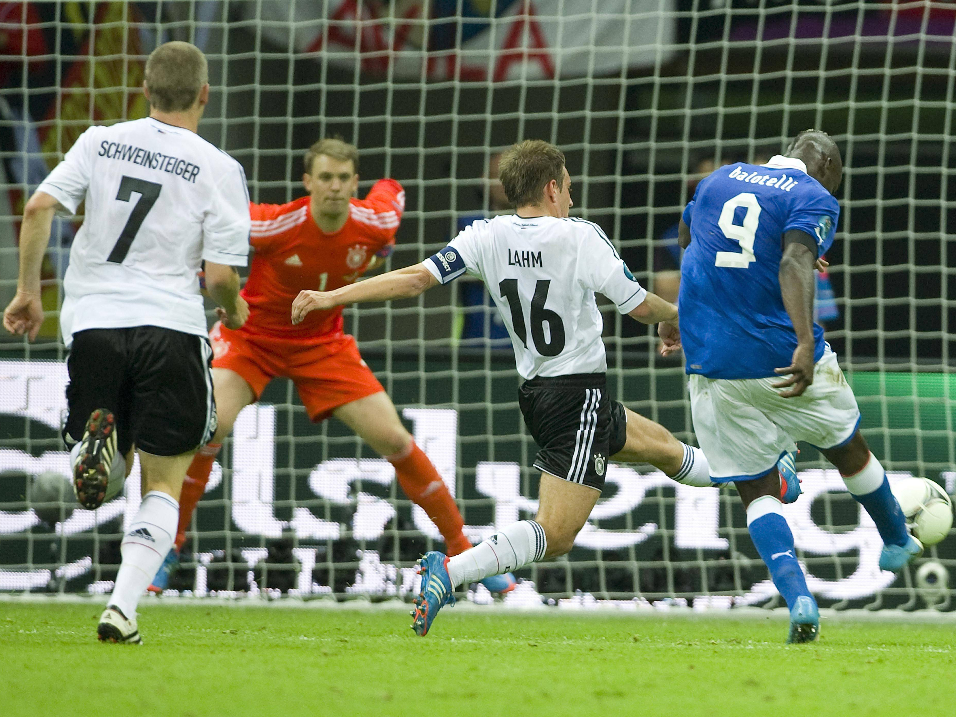 Ook op het EK 2012 gaat het mis voor de Duitsers. Weer is Lahm in de buurt als zijn ploeg op achterstand wordt geschoten. Was het in 2008 Fernando Torres die Lahm aftroefde, dit keer is het de Italiaan Mario Balotelli die Duitsland en de captain met twee treffers velt. Duitsland verliest de halve finale met 2-1.