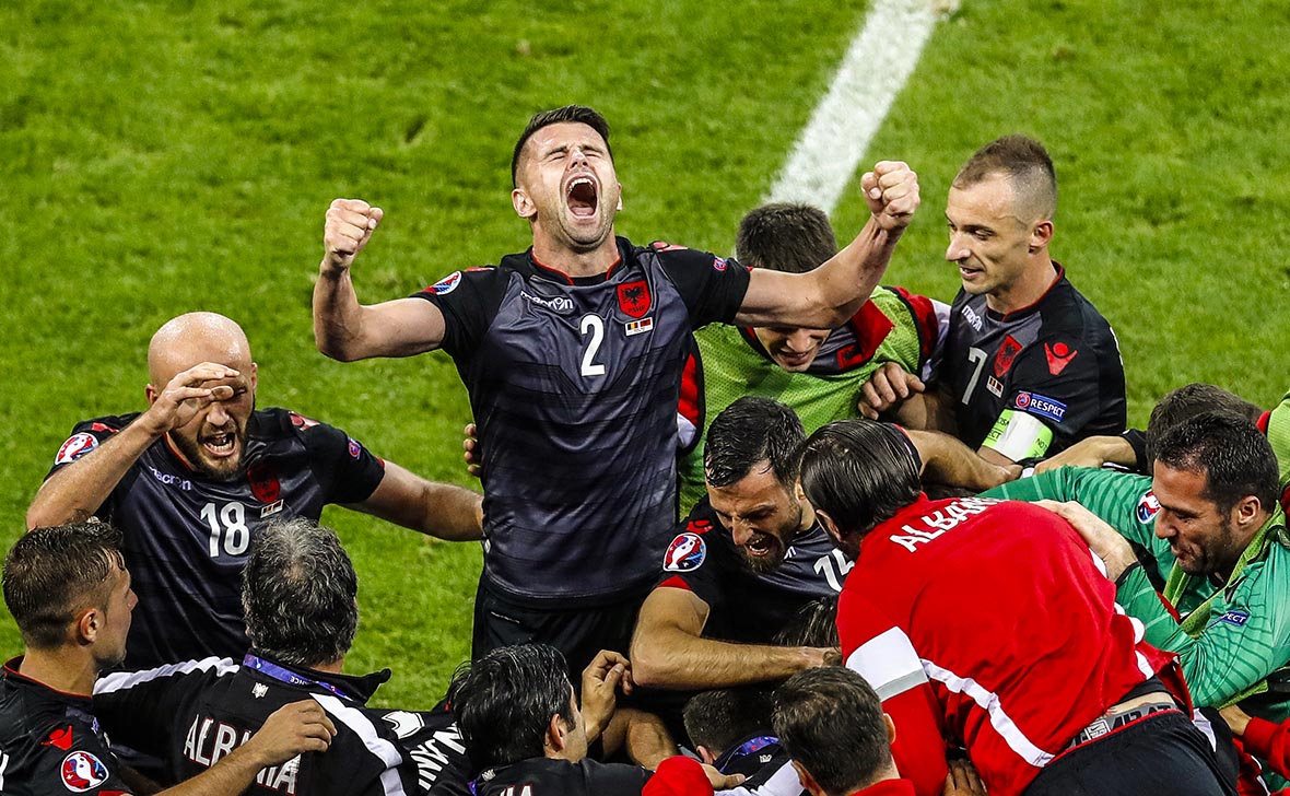 Albanië had tegen Zwitserland en Frankrijk al enkele kansen op het eerste EK-doelpunt laten liggen. De vreugde was daarom des te groter na de 1-0 tegen Roemenië.