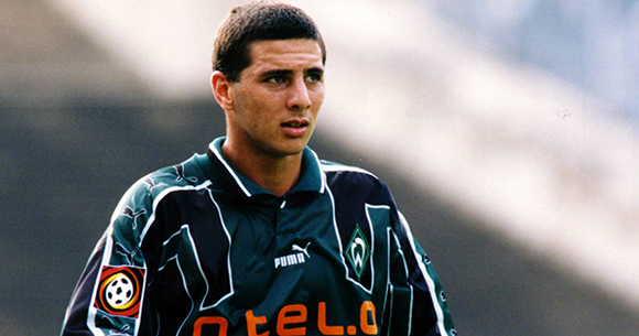 Claudio Pizarro in dienst van Werder Bremen in zijn debuutseizoen 1999/00.