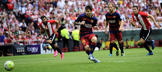 Lionel Messi kijkt de bal hoopvol na, maar zijn zwak genomen penalty wordt gestopt door Athletic-doelman Gorka Iraizoz. 