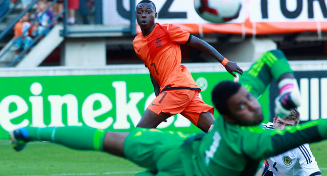 Quincy Promes in actie voor Jong Oranje. Binnenkort ook de hoofdmacht?