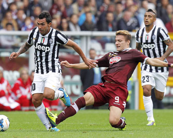 Ciro Immobile raakt Carlos Tévez vol op zijn rechterenkel in de Turijnse derby tussen Juventus en Torino.
