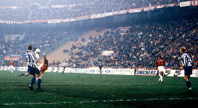 De omhaal tegen IFK Göteborg is een van de mooiste goals van Van Basten voor AC Milan.