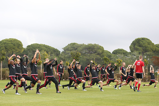Het heeft wat weg van de Haka, de ceremoniële dans van het rugbyteam van Nieuw-Zeeland, maar de Ajacieden zijn bezig met rekoefeningen in het Turkse Belek.