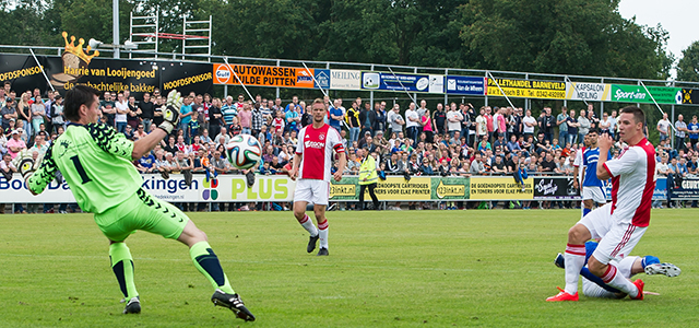 Nick Viergever maakt tegen SDC Putten zijn eerste officiële treffer voor Ajax.
