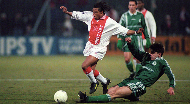Edgar Davids ontwijkt op 3 april 1996 een tackle van Spiros Marangos. Ondanks de 0-1 nederlaag in Amsterdam zou Ajax ten koste van Panathinaikos de finale van de Champions League bereiken.