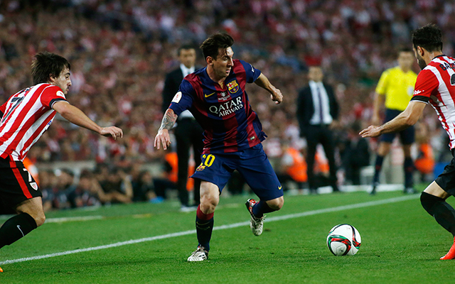 Lionel Messi probeert ruimte te vinden tussen Beñat (links) en Mikel Balenziaga.