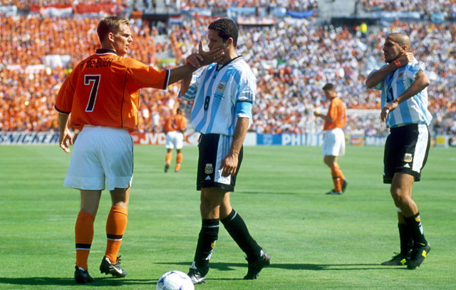 Ronald de Boer raakt Diego Simeone aan, met Juan Veron als toeschouwer