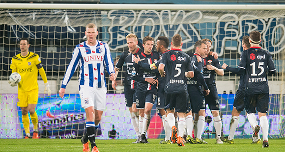 Willem II viert de rake penalty waarmee Nick van der Velden de Tilburgers op voorsprong zet (0-1).