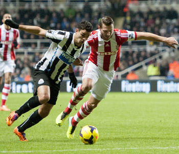 Erik Pieters had de grootste moeite om Hatem Ben Arfa in toom te houden.