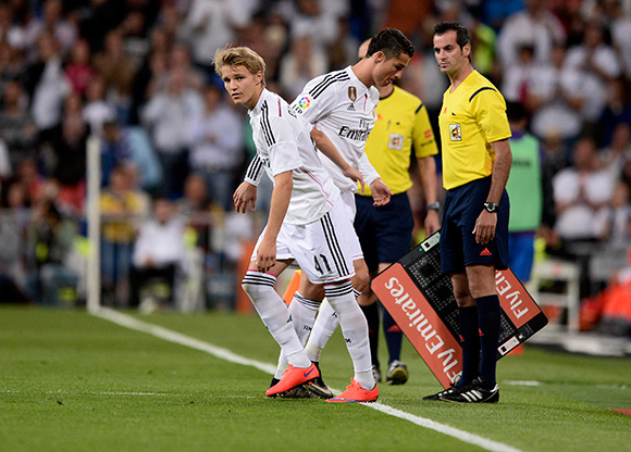 Martin Ødegaard lost Cristiano Ronaldo af tegen Getafe en is met zijn zestien jaar en 157 dagen de jongste debutant bij Real Madrid. 