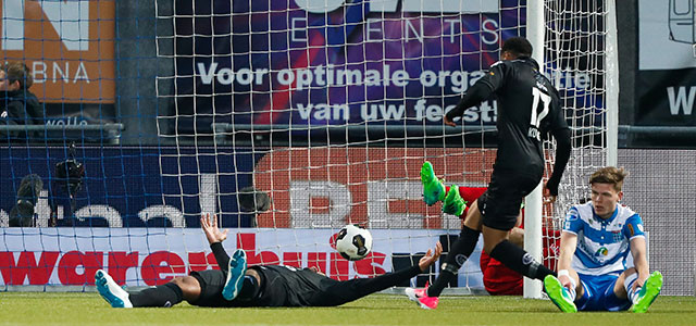 Samuel Armenteros opent de score in het uitduel met PEC Zwolle.
