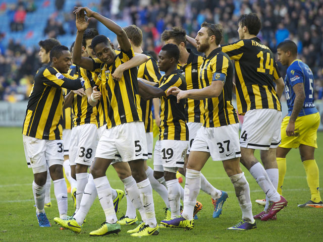 Vitesse gaat vrolijk verder met wat het de laatste weken doet: winnen. Hier viert Kelvin Leerdam de 2-0 tegen SC Cambuur, dat uiteindelijk met 3-0 zal verliezen.